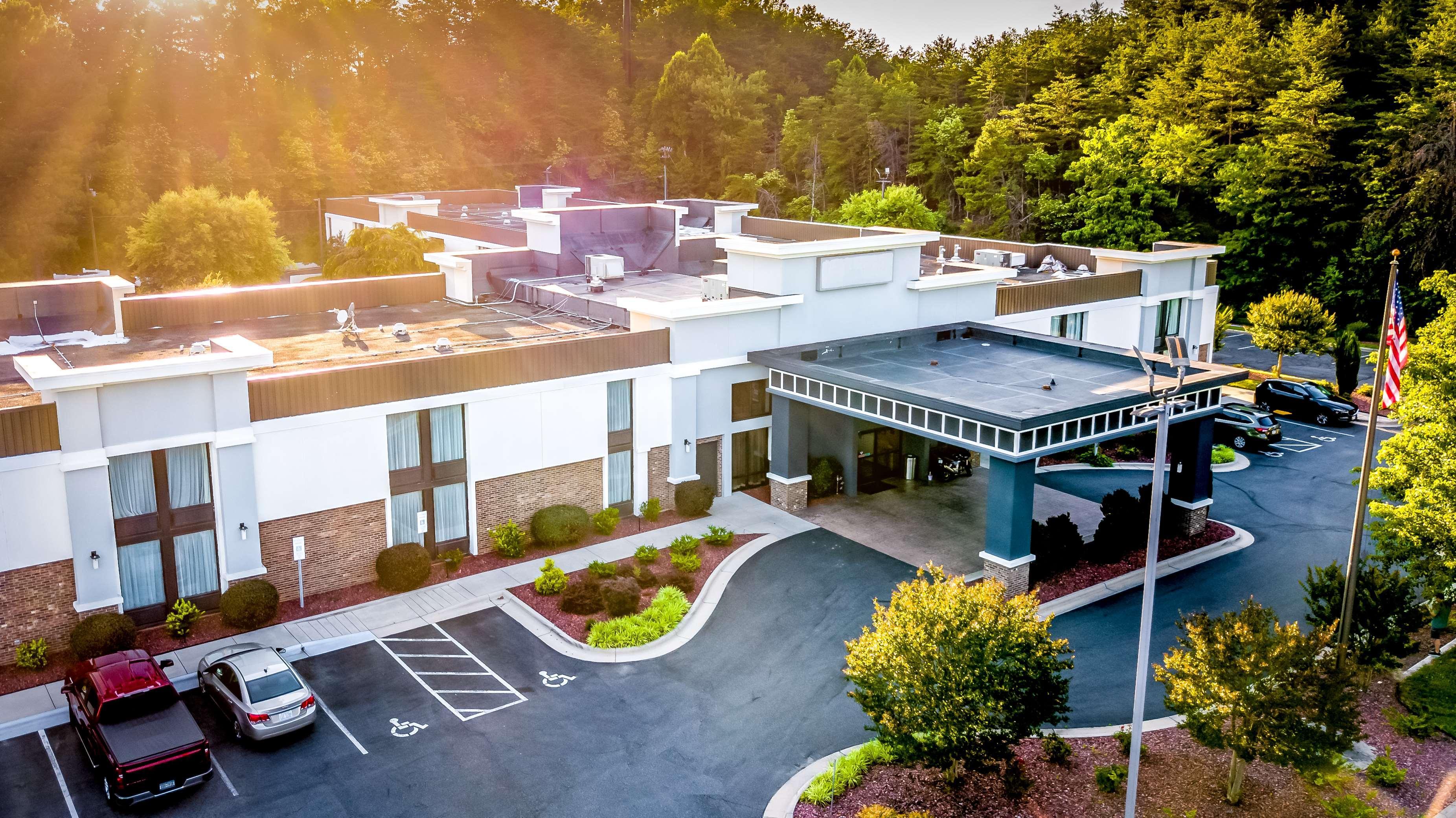 Best Western Plus Yadkin Valley Inn & Suites Jonesville Εξωτερικό φωτογραφία