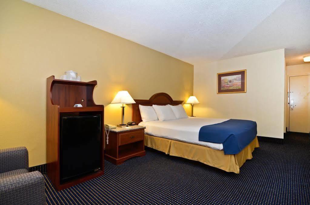 Best Western Plus Yadkin Valley Inn & Suites Jonesville Εξωτερικό φωτογραφία